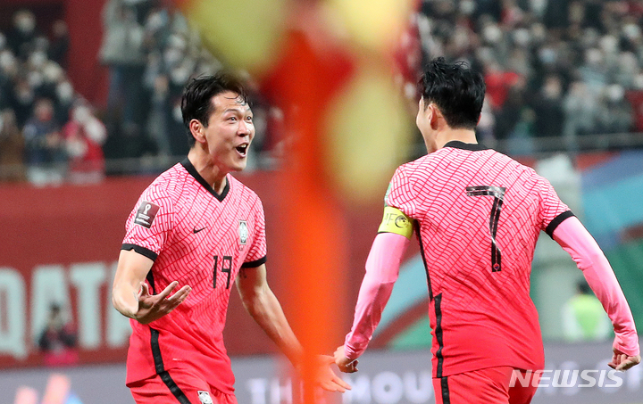 [서울=뉴시스] 백동현 기자 = 24일 오후 서울 마포구 서울월드컵경기장에서 열린 2022 FIFA 카타르 월드컵 아시아 지역 최종예선 대한민국과 이란의 경기, 김영권이 득점 후 세레머니하고 있다. 2022.03.24. livertrent@newsis.com