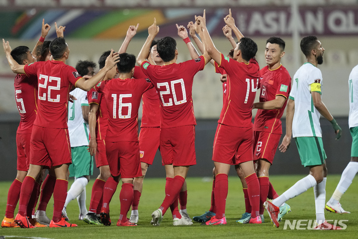 [샤르자=AP/뉴시스] 중국 선수들이 25일(한국시간) UAE 샤르자에서 열린 사우디아라비아와 2022 FIFA 카타르 월드컵 아시아지역 최종예선 B조 9차전에서 페널티킥으로 동점골을 넣은 뒤 기쁨을 나누고 있다. 2022.03.25.