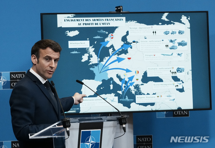 [브뤼셀=AP/뉴시스] 에마뉘엘 마크롱 프랑스 대통령이 지난해 3월24일(현지시간) 벨기에 수도 브뤼셀에서 우크라이나 전쟁과 관련한 북대서양조약기구(NATO·나토)와 주요 7개국(G7) 특별정상회의를 마친 뒤 기자회견을 하고 있다. 2023.06.07.