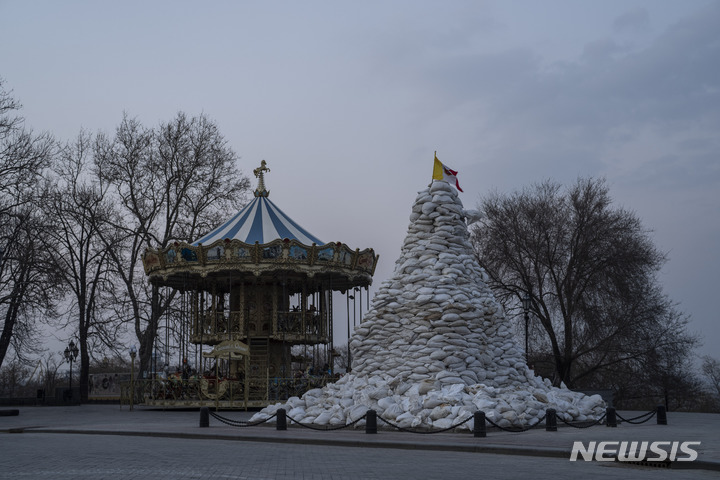 [오데사=AP/뉴시스] 24일(현지시간) 우크라이나 오데사에 있는 이 도시 설립자 리슐리외 공작의 동상이 러시아 포격으로부터 보호하기 위해 모래주머니로 덮여 있다. 2022.03.25.