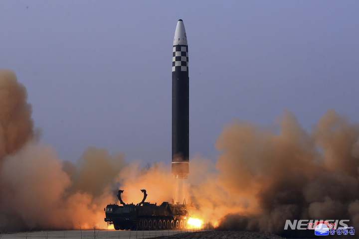 [평양=AP/뉴시스] 북한 조선중앙통신이 공개한 사진에 24일 장소가 알려지지 않은 곳에서 화성-17 대륙간탄도미사일(ICBM)이 시험 발사되고 있다. 2022.03.25.
