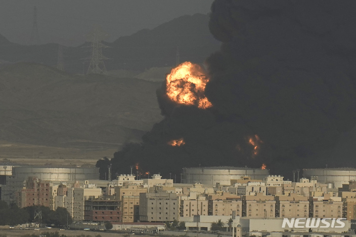 [제다=AP/뉴시스] 2022년 3월25일 사우디아라비아 제다의 아람코 석유저장시설에 연기와 불길이 치솟고 있다. 이번 화재는 예멘 반군의 공격으로 발생했다. 2022.03.26