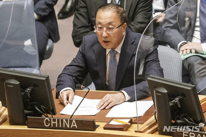 [뉴욕=AP/뉴시스]장쥔 유엔 주재 중국 대사가 지난 3월25일 유엔본부에서 북한의 대륙간탄도미사일(ICBM) 발사 관련 안전보장이사회 공개회의에 참석해 발언하고 있다. 2022.03.25.