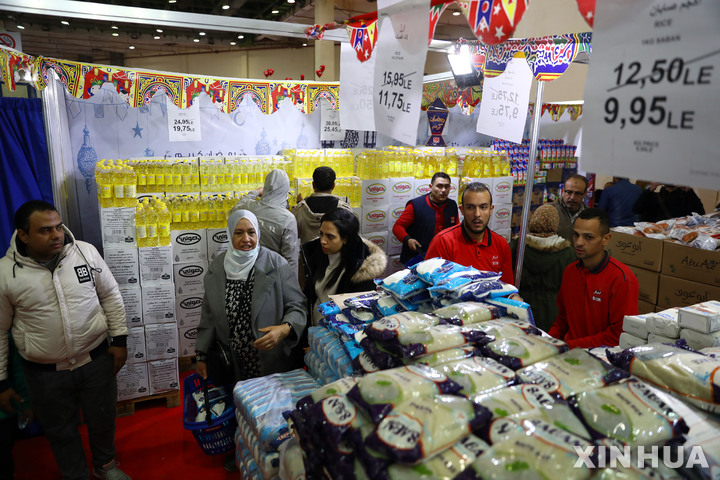 [ 카이로(이집트)=신화/뉴시스] 이집트의 수도 카이로에서 지난 3월 24일 라마단을 앞두고 개막한 식품박람회에서  많은 시민들이 식량과 식품을 구입하고 있다. 이집트 정부는 우크라이나 전쟁이 장기화될 경우 프랑스의 밀 수출 등 식량공급 지원을 요청했다.  