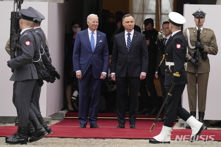 [바르샤바=AP/뉴시스] 조 바이든 미국 대통령(왼쪽)이 26일(현지시간) 폴란드 바르사뱌 대통령궁에서 안제이 두다 폴란드 대통령과의 정상회담에 앞서 의장대의 사열을 받고 있다. 2022.03.26