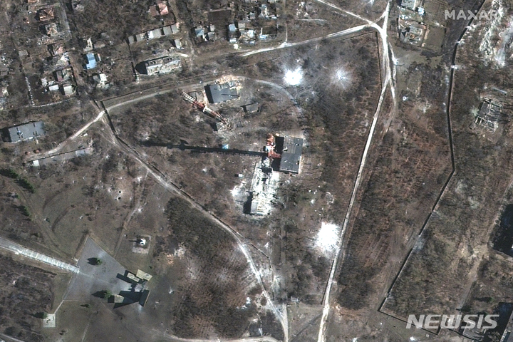[AP/뉴시스]맥사르 테크놀로지가 제공한 위성사진에서 지난 3월25일 러시아군의 침공으로 파괴된 우크라이나 이지움의 TV와 라디오 타워의 모습이 보이고 있다. 지난 3월 러시아에 의해 파괴된 이지움의 건물 잔해 속에서 민간인 44명의 시신을 발견했다고 우크라이나 관리가 10일 밝혔다. 2022.5.10