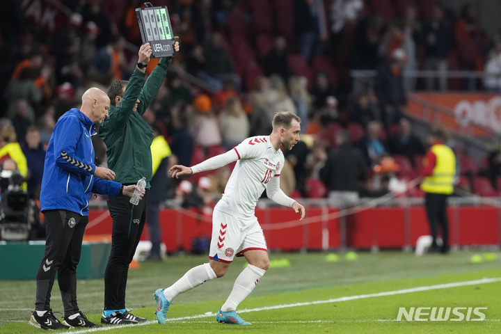 [암스테르담=AP/뉴시스]심장마비로 쓰러졌던 에릭센이 덴마크 대표팀 복귀전을 치렀다. 2022.03.26.
