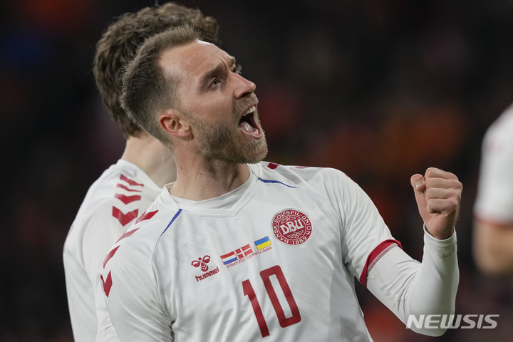 [암스테르담=AP/뉴시스]심장마비로 쓰러졌던 에릭센이 덴마크 대표팀 복귀전을 치렀다. 2022.03.26.