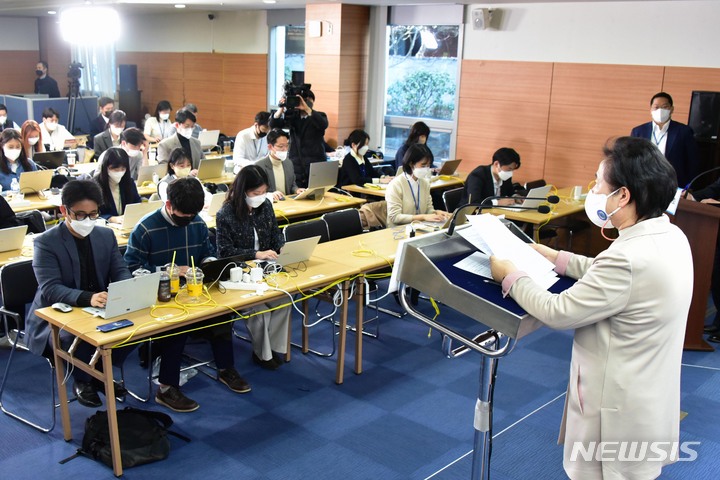 [서울=뉴시스] 인수위사진기자단 = 신용현 제20대 대통령직인수위원회 대변인이 28일 오후 서울 통의동 인수위 기자회견장에서 부처 업무보고 일정 등 향후 계획에 대해 발표하고 있다. 2022.03.28. photo@newsis.com