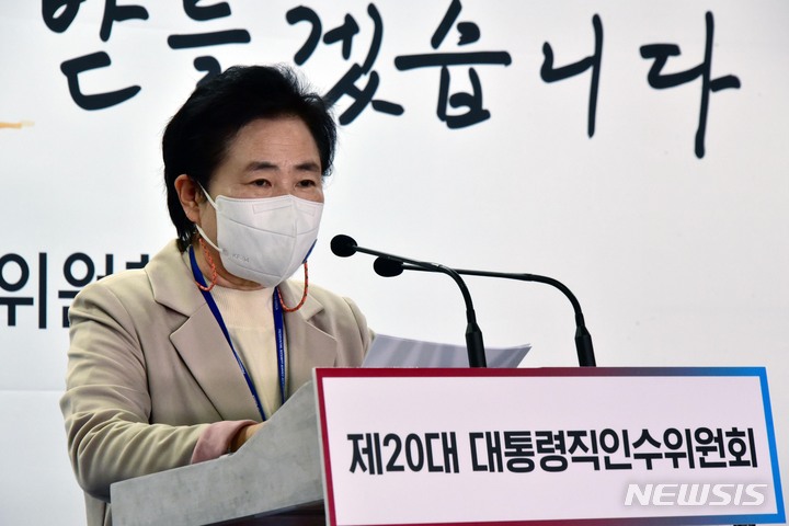 [서울=뉴시스] 인수위사진기자단 = 신용현 제20대 대통령직인수위원회 대변인이 28일 오후 서울 통의동 인수위 기자회견장에서 부처 업무보고 일정 등 향후 계획에 대해 발표하고 있다. 2022.03.28. photo@newsis.com