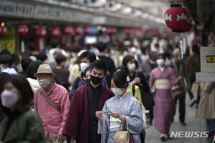 [도쿄(일본)=AP/뉴시스]지난 3월28일 일본 도쿄 아사쿠사의 쇼핑 거리를 일본 시민들이 걷고 있다. 2022.05.27.