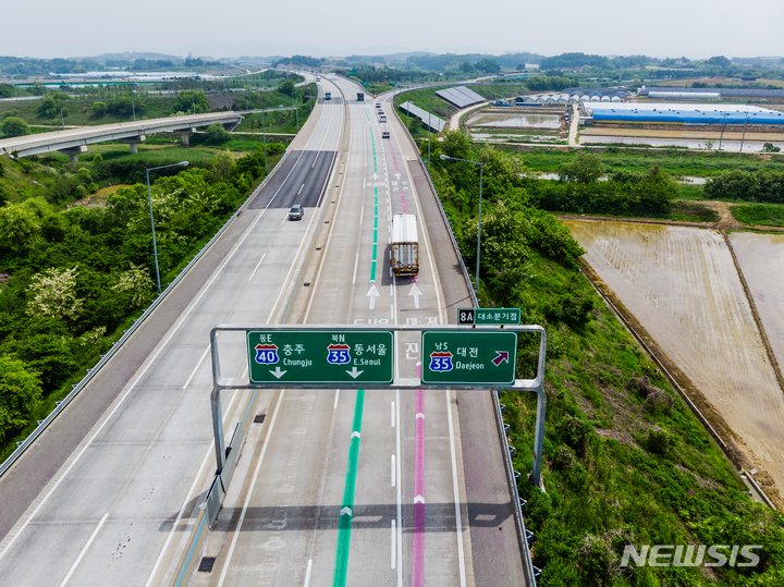 [서울=뉴시스] 고속도로에 설치된 색깔 유도선.(사진=뉴시스 DB)
