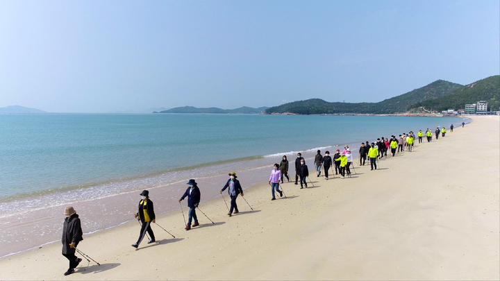 [광주=뉴시스] 신지명사십리 노르딕워킹. *재판매 및 DB 금지