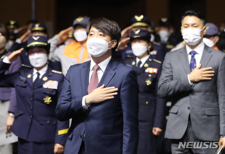 [고양=뉴시스] 전진환 기자 = 이준석 국민의힘 대표가 29일 오전 경기도 고양시 킨텍스 그랜드볼룸에서 열린 소방청 제1회 ‘의용소방대의 날’ 기념식에서 국민의례를 하고 있다. 2022.03.29. amin2@newsis.com