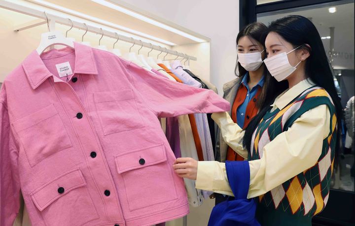 [서울=뉴시스] 여성 고객들이 패션매장에서 산뜻한 봄 옷을 고르고 있다. (사진=뉴시스 DB). photo@newsis.com *재판매 및 DB 금지