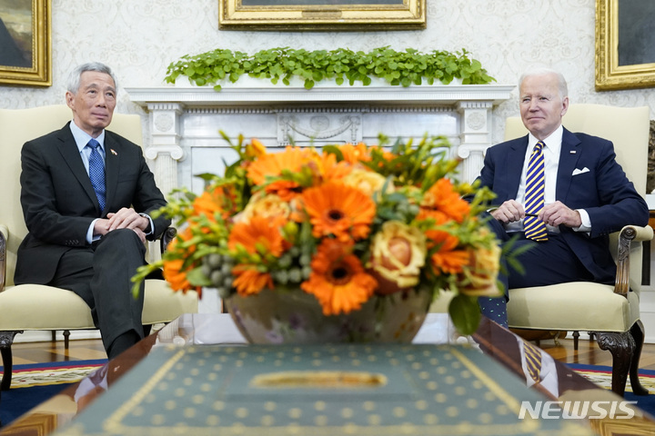 [워싱턴=AP/뉴시스] 조 바이든(오른쪽) 미국 대통령이 지난 29일(현지시간) 백악관 집무실에서 리셴룽 싱가포르 총리와 회담하고 있다. 2022.03.30.