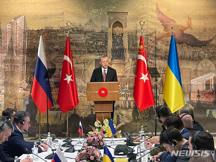 [이스탄불=AP/뉴시스] 3월29일 터키 이스탄불에서 열린 러시아와 우크라이나 5차평화협상에서 연설하는 에르도안 대통령. 2022,04,01. 