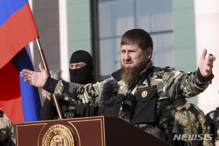 [그로즈니=AP/뉴시스] 람잔 카디로프 체첸공화국 수반은 31일(현지시간) 러시아로부터 우크라이나 동부 도네츠크에 부대를 배치하라는 명령을 받았다고 밝혔다. 사진은 지난해 3월29일(현지시간) 수도 그로즈니에서 약 1만 명의 병력을 향해 연설하고 있는 모습. 2023.05.31.