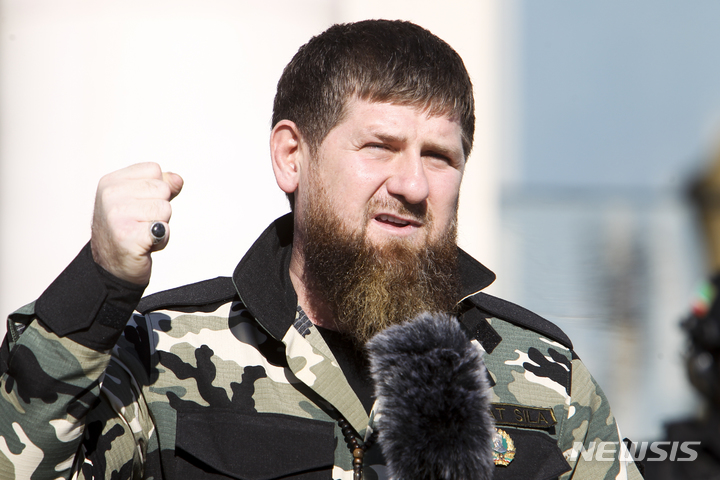 [그로즈니=AP/뉴시스] 람잔 카디로프 체첸공화국 수장이 지난 3월29일(현지시간) 러시아 자치공화국 체첸의 수도 그로즈니에서 약 1만 명의 병력을 향해 연설하고 있다. 체첸은 우크라이나 전쟁에 러시아군을 지원하기 위해 병력을 파견했다. 