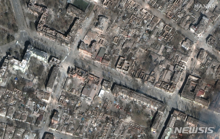 [마리우폴=AP/뉴시스] 막사 테크놀로지가 제공한 위성 사진에 29일(현지시간) 우크라이나 마리우폴에 있는 가정집과 건물들이 러시아군의 포격으로 파괴됐다. 2022.03.30