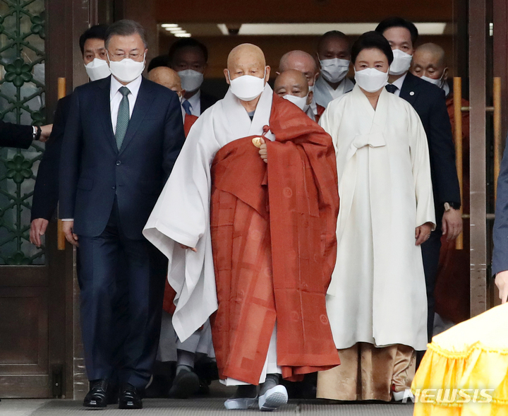 [서울=뉴시스] 김진아 기자 = 문재인 대통령과 김정숙 여사가 30일 서울 종로구 조계사에서 열린 대한불교조계종 제15대 종정 중봉 성파 대종사 추대법회에서 종정 성파 스님과 참석하고 있다. 2022.03.30. bluesoda@newsis.com