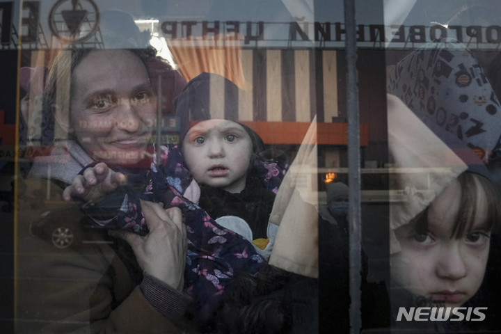 [자포리자=AP/뉴시스]지난 25일 우크라이나 자포리자에서 주민들이 난민센터 버스에 탑승한 모습. 2022.03.30.