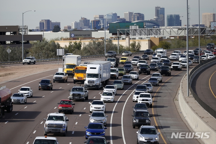[프리몬트=AP/뉴시스] 출근시간 미국 캘리포니아주(州) 프리몬트의 도로에서 차들이 정차해있다. 2022.03.28.