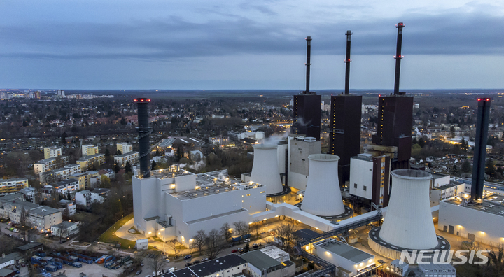 [베를린AP/뉴시스]30일(현지시간) 독일 베를린에 있는 리히터펠트 가스 화력발전소의 냉각탑에서 증기가  나오고 있다. 독일과 오스트리아는 러시아가 천연가스 공급 차질 우려에 조기경보를 발령했다. 2022.03.31