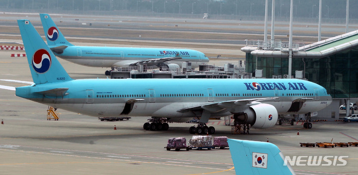 [인천공항=뉴시스] 추상철 기자 = 인천국제공항에서 대한항공 여객기가 계류해 있다. 2024.03.26. scchoo@newsis.com