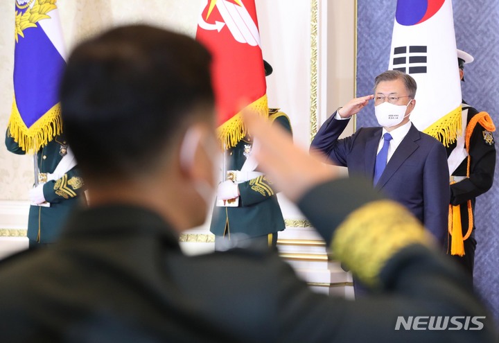 [서울=뉴시스] 김진아 기자 = 문재인 대통령이 31일 오후 청와대 영빈관에서 열린 준장 진급자 삼정검 수여식에서 진급자들의 거수경례에 답하고 있다. 삼정검은 육·해·공 3군이 일체가 돼 호국·통일·번영의 3가지 정신을 달성한다는 의미를 담고 있다. 2022.03.31. bluesoda@newsis.com