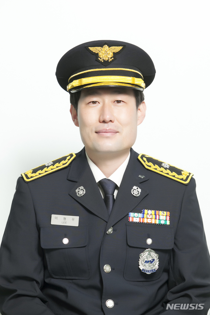 [세종=뉴시스] KBS119상 대상을 수상한 울산 남부소방서 이형우(44) 소방위. (사진= 소방청 제공) 2022.04.01. 