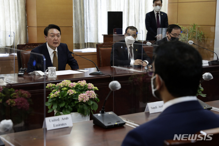 [서울=뉴시스] 인수위사진기자단 = 윤석열 대통령 당선인이 1일 오후 걸프협력회의 대사들과의 접견 행사가 열린 서울 종로구 통의동 금융감독원 연수원에 마련된 대통령직인수위원회에서 발언하고 있다.2022.04.01. photo@newsis.com