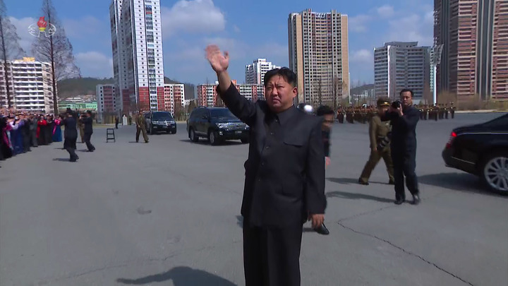 [서울=뉴시스] 북한 조선중앙TV는 김정은 북한 조선노동당 총비서 겸 국무위원장이 제1차 선전부문일꾼 강습회 참가자들과 기념촬영을 했다고 1일 보도했다. (사진 = 조선중앙TV 캡처) 2022.04.01. photo@newsis.com *재판매 및 DB 금지