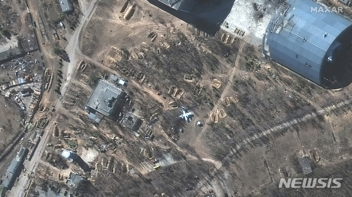 [AP/뉴시스]막사테크놀로지가 제공한 위성 이미지. 지난달 31일 우크라이나 북서쪽 안토노프 공항 모습. 2022.04.02. photo@newsis.com