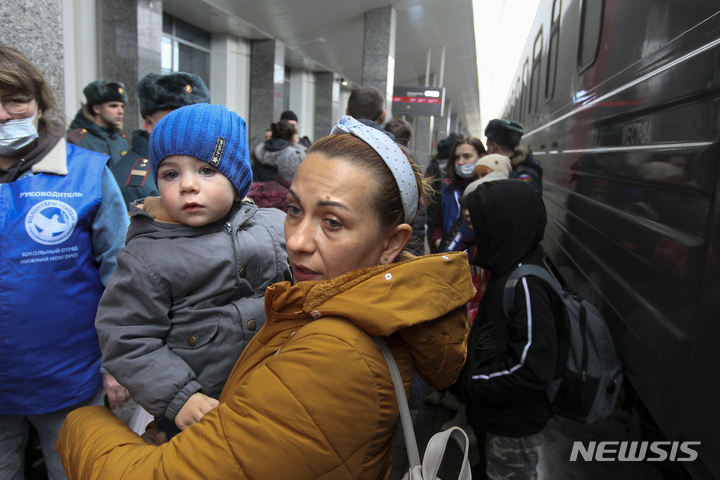[니즈니 노브고로드(러시아)=AP/뉴시스] 지난 2일(현지시간) 러시아 니즈니 노브고로드 기차역에서 우크라이나 동부 돈바스에서 피란한 민간인들이 기차에서 내리고 있는 모습. 2022.04.08.