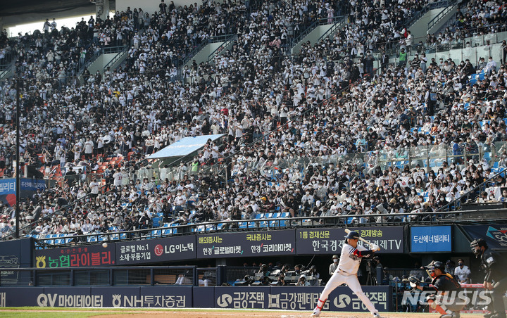 [서울=뉴시스] 홍효식 기자 = 3일 오후 서울 송파구 잠실야구장에서 열린 2022 KBO리그 두산 베어스와 한화 이글스의 경기를 찾은 야구팬들이 열띤 응원을 하고 있다. 2022.04.03. yesphoto@newsis.com