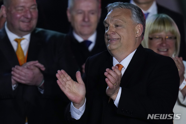 [부다페스트=AP/뉴시스] 빅토르 오르반 헝가리 총리가 3일(현지시간) 부다페스트에서 열린 야간 집회 중 환호하는 지지자들을 향해 박수하고 있다. 헝가리 총선에서 오르반 총리의 여당 피데스(Fidesz)와 연합정당 기독민주국민당(KDNP)이 승리한 것으로 국립 선관위가 발표했다. 2022.04.04.