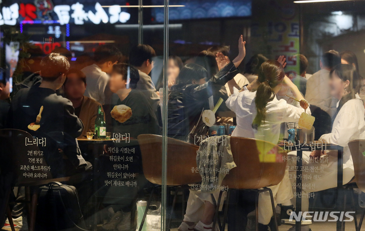 [서울=뉴시스] 조성우 기자 = 지난 4일 오후 서울 종로구 젊음의 거리의 한 식당이 시민들로 붐비고 있다. 2022.04.04. xconfind@newsis.com