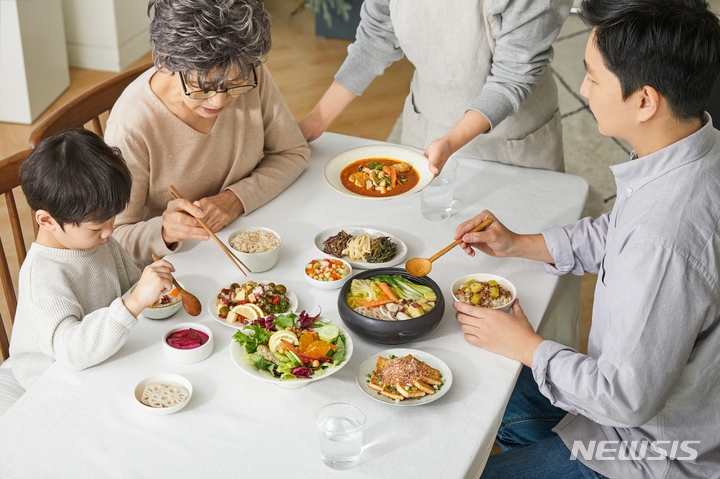 초고령화 사회 맞아 케어푸드 시장도 '각양각색'