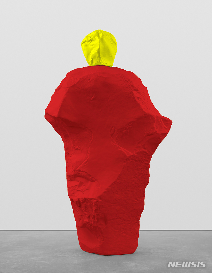 [서울=뉴시스]우고 론디노네, yellow red monk, 2020, Painted bronze, 295 x 170.5 x 97cm, Courtesy of studio rondinone 이미지 제공: 국제갤러리