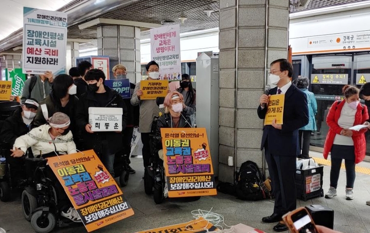 [수원=뉴시스] 김거성 경기도교육감 예비후보가 5일 오전 전국장애인차별연대 삭발투쟁 결의식에 참석했다. (사진=김거성 예비후보 제공) *재판매 및 DB 금지