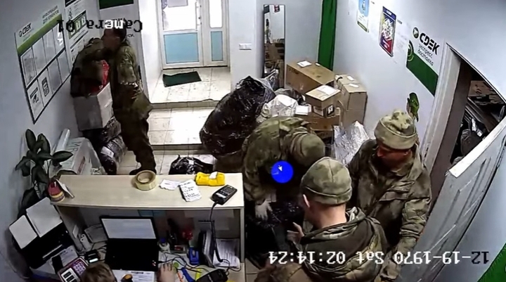 [서울=뉴시스] 러시아 군인들이 지난 2일 벨라루스의 한 우체국에서 물건을 택배로 보내고 있다. 우크라이나 국방부는 소셜미디어(SNS)를 통해 해당 물건이 우크라이나 수도 키이우에서 약탈한 물건이라고 밝혔다. (출처 : 우크라이나 국방부 SNS 갈무리) 2022.04.05.  *재판매 및 DB 금지