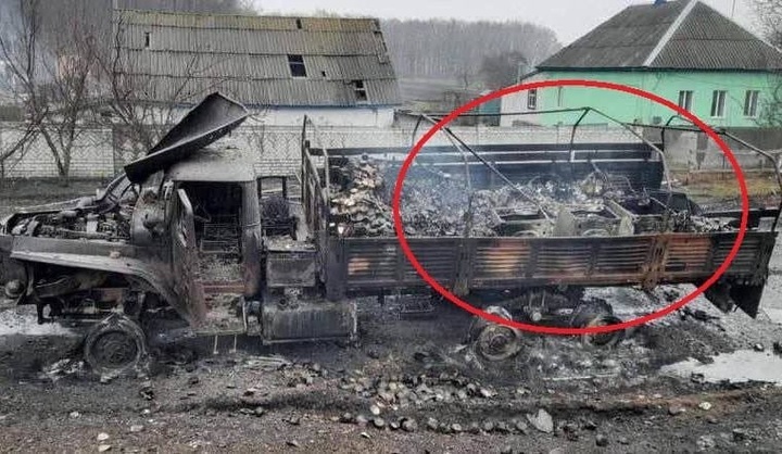[서울=뉴시스] 러시아군이 우크라이나 키이우에서 퇴각한 뒤, 불에 탄 트럭에 세탁기, 카펫, 어린이 장난감이 등이 실려 있다. (출처: 우크라이나 국방부 소셜미디어 갈무리) 2022.04.05. *재판매 및 DB 금지