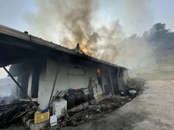 봉화군 봉화읍 화천리에서 발생한 산불로 민가 주택이 불에 탔다. (사진=경북소방본부 제공) *재판매 및 DB 금지
