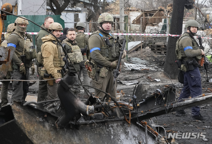 [부차=AP/뉴시스] 볼로디미르 젤렌스키 우크라이나 대통령이 지난달 4일(현지시간) 러시아의 민간인 집단 학살 의혹이 제기된 키이우 인근 부차 마을을 방문해 살펴보고 있다. 젤렌스키 대통령은 이 자리에서 "러시아군이 한 짓은 전쟁 범죄이며 전 세계가 집단 학살로 인식할 것"이라고 말했다. 2022.04.05.