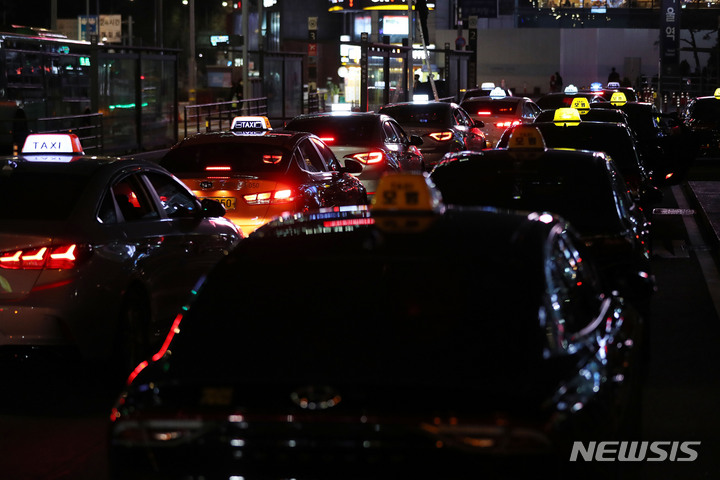 [서울=뉴시스] 백동현 기자 = 거리두기 완화 이튿날인 5일 오후 서울 중구 서울역 앞 택시승강장에서 택시들이 손님을 기다리고 있다. 지난 1일 방역지침을 완화해 자정까지 영업을 허용하면서 경기 회복에 대한 기대감이 높아졌지만, 코로나19로 택시업계를 대거 이탈한 기사들이 복귀하기까지는 시간이 걸릴 것이라는 분석이 나와 당분간 택시 부족으로 인한 귀갓길 교통 대란이 예상된다. 2022.04.05. livertrent@newsis.com