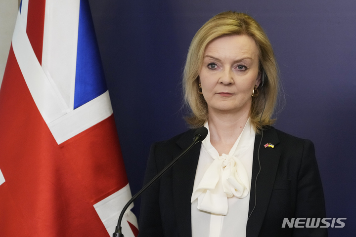 [바르샤바(폴란드)=AP/뉴시스]지난 4월5일(현지시간) 바르샤바에서 리즈 트러스 영국 외무장관이 폴란드 외무장관과 공동 기자회견을 하고 있다. 