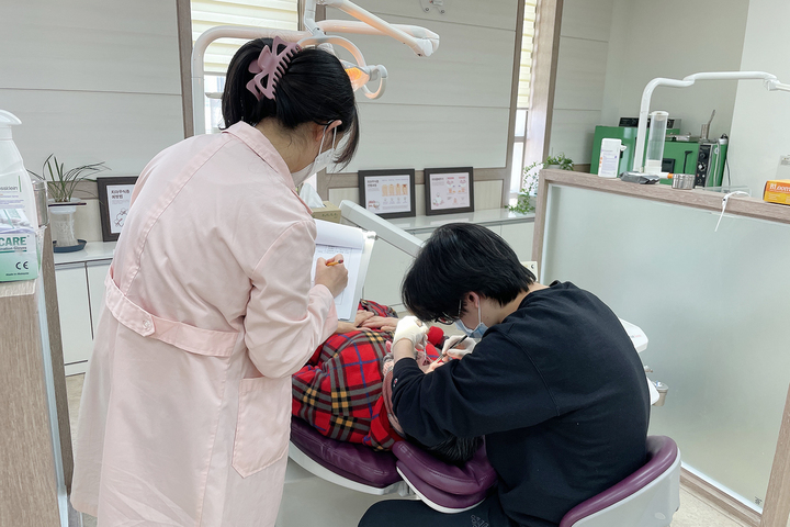 [뉴시스=서산]서산시보건소 치과의사가 의치보철시술 대상자 구강건강상태를 검진하고 있다. 2022.04.06.(사진=서산시 제공) *재판매 및 DB 금지