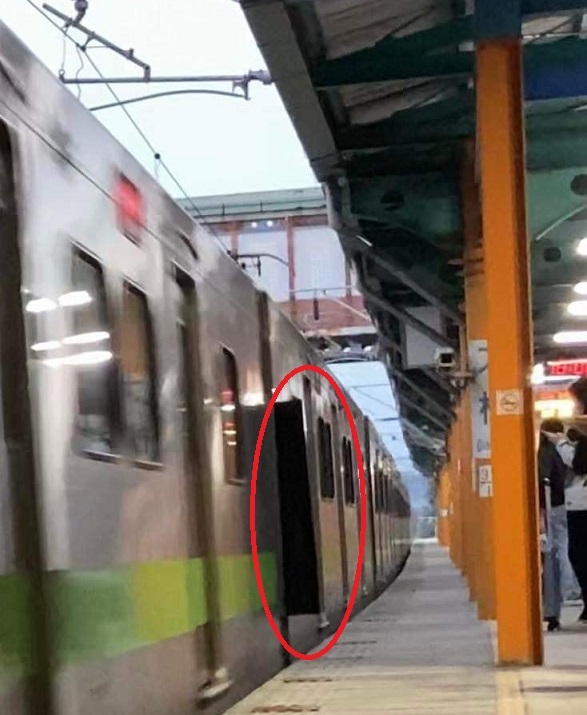 [서울=뉴시스] 지난 1일 대만 EMU900 전동차(통근 전철)의 열차 칸 사이에 설치된 낙상 방지판이 흔들거리는 모습. <사진출처: 대만 철도국 페이스북> 2022.04.06 