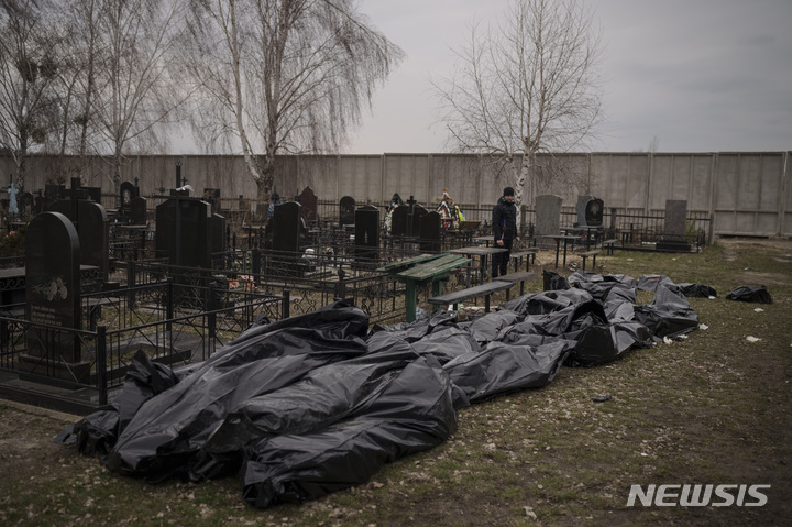 [부차=AP/뉴시스] 5일(현지시간) 우크라이나 키이우 외곽 부차 마을에서 수습된 십여 구의 시신이 매장을 기다리고 있다. 2022.04.06